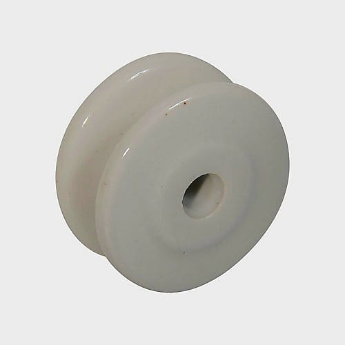 Bobbin Reel Insulator porcelain off white Bobbin insulators are used with the offset brackets. It is suitable for fence wire diameters up to 3.0 mm and a working load of 150 kgs. It is ideal in areas where fires can occur. These insulators are made of porcelain and can withstand high temperatures for a prolonged period of time. Bobbin Reel Insulator porcelain off white • Porcelain for external use • Fire proof • Colours: white